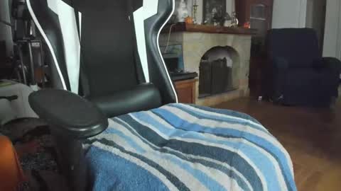 Snapshot of luckydrakex chatting on November 6, 9:32 am Lucky online show from November 6, 9:32 am