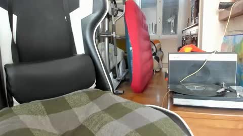 Snapshot of luckydrakex chatting on December 19, 10:22 am Lucky online show from December 19, 10:22 am