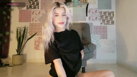 Snapshot of luckysapphire777 chatting on April 2, 10:24 am luckysapphire777 online show from April 2, 10:24 am