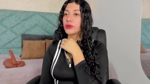 Snapshot of lucy_greys_ chatting on February 17, 11:50 am Lucy Greys online show from February 17, 11:50 am