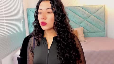 Snapshot of lucy_greys_ chatting on March 18, 2:42 pm Lucy Greys online show from March 18, 2:42 pm