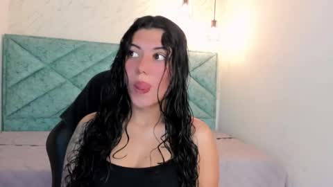 Snapshot of lucy_greys_ chatting on March 24, 10:42 am Lucy Greys online show from March 24, 10:42 am