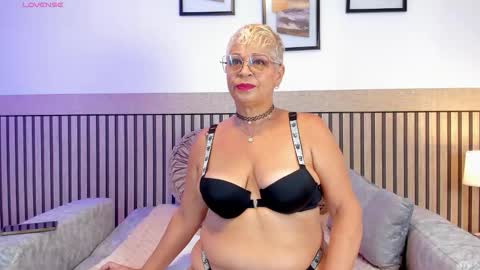 Snapshot of lucy_milf_68 chatting on November 10, 10:47 am lucy milf online show from November 10, 10:47 am