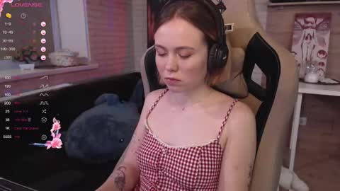 Snapshot of lucy_mirror chatting on October 15, 9:26 pm Lucy online show from October 15, 9:26 pm