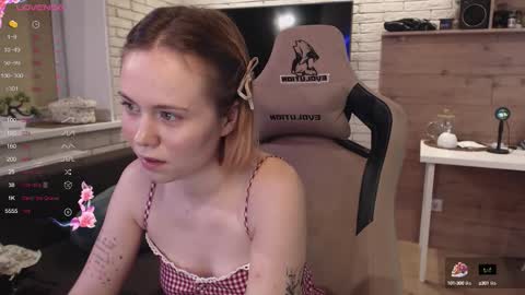 Snapshot of lucy_mirror chatting on October 16, 8:32 pm Lucy online show from October 16, 8:32 pm