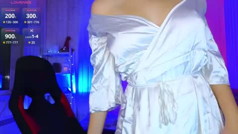 Snapshot of lucy_pincer chatting on December 4, 3:15 am Lucy online show from December 4, 3:15 am