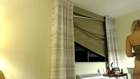 Lucy Loves Lookers online show from December 25, 12:05 pm