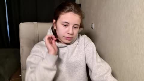 Snapshot of lucyrait chatting on February 21, 11:22 am Lucy online show from February 21, 11:22 am
