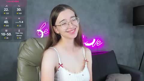 Snapshot of lucyy_green chatting on August 3, 12:53 am Lucy online show from August 3, 12:53 am