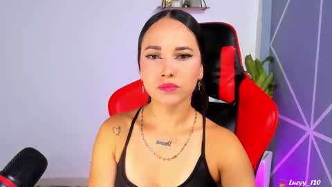 Snapshot of lucyy_rose chatting on November 11, 11:05 pm o online show from November 11, 11:05 pm