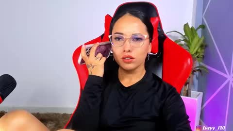 Snapshot of lucyy_rose chatting on November 25, 12:43 am o online show from November 25, 12:43 am