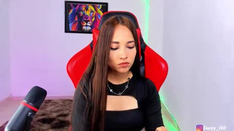 Snapshot of lucyy_rose chatting on February 7, 1:31 am o online show from February 7, 1:31 am