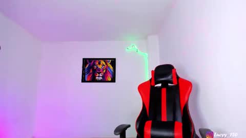 Snapshot of lucyy_rose chatting on February 10, 12:37 am o online show from February 10, 12:37 am