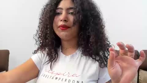 Snapshot of luisa_cameron chatting on June 19, 7:06 pm online show from June 19, 7:06 pm