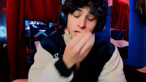 Snapshot of luke_howland chatting on January 11, 1:10 am Luke online show from January 11, 1:10 am