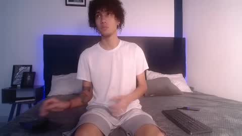 Snapshot of lukeaaron_ chatting on December 3, 3:20 am Luke online show from December 3, 3:20 am