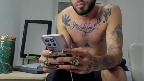 Snapshot of lukesteel__ chatting on November 7, 6:41 pm Luke Steel online show from November 7, 6:41 pm