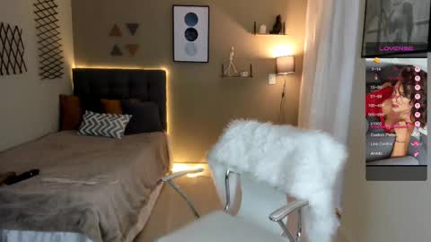 Snapshot of lulu_lopez chatting on March 9, 8:52 pm Lau  online show from March 9, 8:52 pm