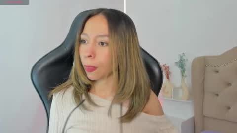 luluuberry online show from November 22, 12:37 pm