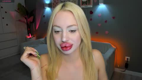 Snapshot of luna_beverly chatting on February 22, 8:18 pm luna_beverly online show from February 22, 8:18 pm