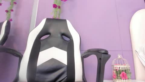 luna_bradley_ online show from February 24, 12:25 pm