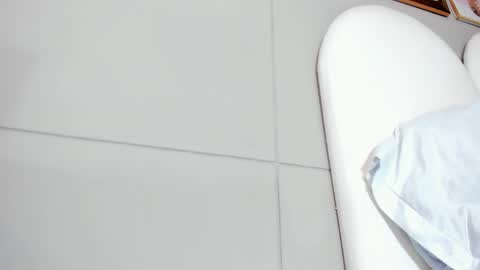 luna_bradley_ online show from April 7, 12:49 pm