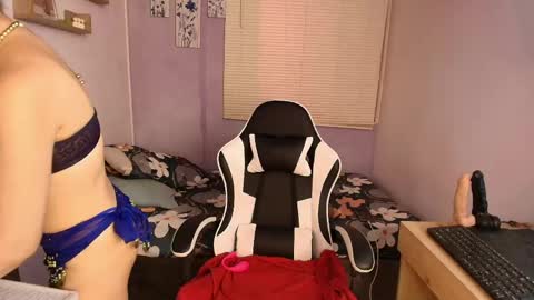 Snapshot of luna_desiree chatting on April 22, 9:05 pm luna_desiree online show from April 22, 9:05 pm