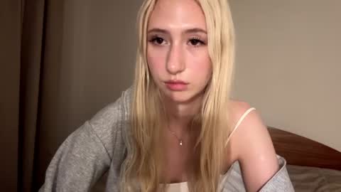 Snapshot of luna_diaya chatting on August 3, 6:11 pm Alise online show from August 3, 6:11 pm