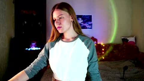 luna_evan online show from November 18, 7:57 am