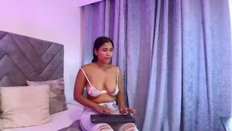 Snapshot of luna_queen7 chatting on April 25, 1:41 pm luna_queen7 online show from April 25, 1:41 pm