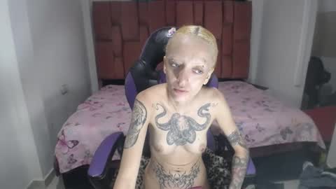 Snapshot of luna_rosita chatting on December 6, 5:55 pm Luna online show from December 6, 5:55 pm