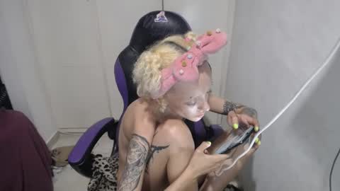 Snapshot of luna_rosita chatting on December 18, 6:43 am Luna online show from December 18, 6:43 am