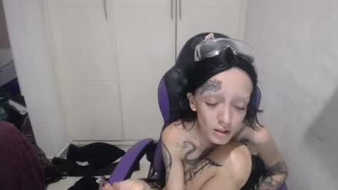 Snapshot of luna_rosita chatting on January 2, 4:35 pm Luna online show from January 2, 4:35 pm