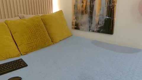 luna_valle online show from March 9, 8:35 pm