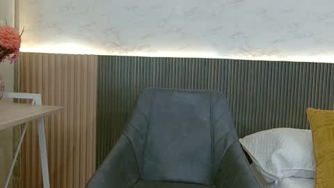 luna_valle online show from April 6, 8:43 pm