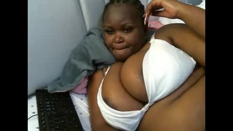 lunabloom01 online show from November 11, 9:15 pm