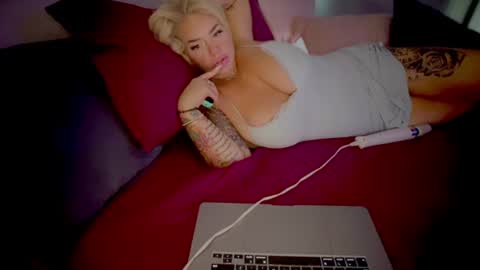 Snapshot of lunadaddysgirl chatting on June 27, 9:53 pm Luna Daddys Girl online show from June 27, 9:53 pm