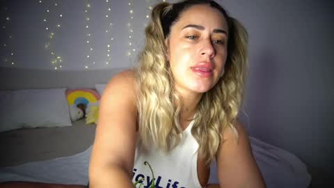 Snapshot of lunaink_ chatting on April 4, 4:33 am Laura online show from April 4, 4:33 am