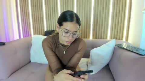Snapshot of lunamillers_ chatting on June 3, 4:26 am lunamillers_ online show from June 3, 4:26 am