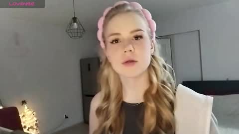 Snapshot of lunapeony chatting on December 19, 9:11 pm lunapeony online show from December 19, 9:11 pm