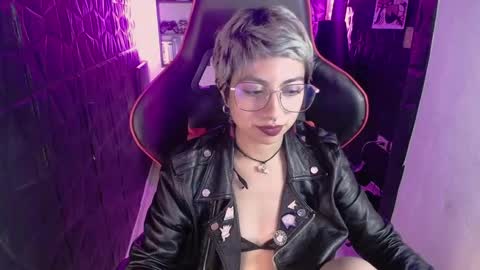 Snapshot of lunarichy chatting on February 24, 8:40 pm lunarichy online show from February 24, 8:40 pm