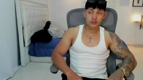 Snapshot of lunay_xtreemboy chatting on April 22, 11:28 pm Lunay online show from April 22, 11:28 pm