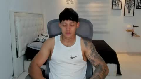 Snapshot of lunay_xtreemboy chatting on May 10, 12:27 am Lunay online show from May 10, 12:27 am