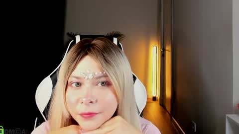 Snapshot of lune_fallenstar chatting on June 16, 1:30 am Lune FallenStar online show from June 16, 1:30 am