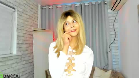 Snapshot of lune_fallenstar chatting on June 20, 10:07 am Lune FallenStar online show from June 20, 10:07 am