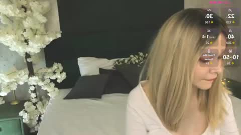Snapshot of lune_fallenstar chatting on June 27, 9:47 am Lune FallenStar online show from June 27, 9:47 am