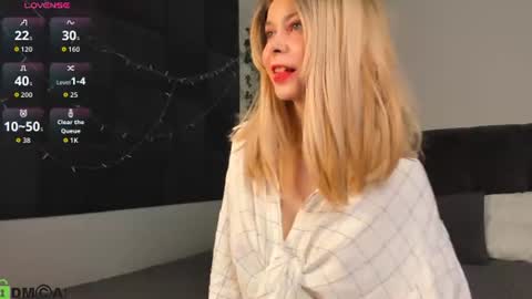 Snapshot of lune_fallenstar chatting on July 1, 11:45 am Lune FallenStar online show from July 1, 11:45 am