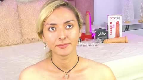 lunitadiva online show from November 19, 1:55 pm