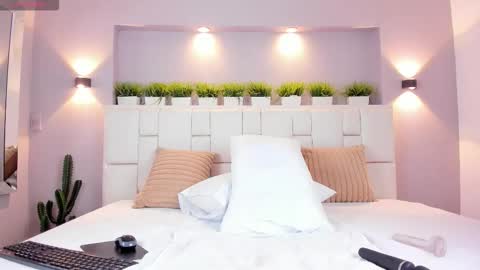 L U N N A online show from February 20, 6:26 am