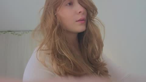 Snapshot of lunoria chatting on May 31, 11:17 pm lunoria online show from May 31, 11:17 pm